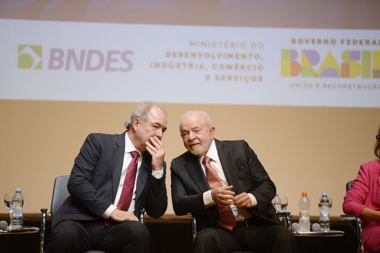 O presidente do BNDES, Aloizio Mercadante, e o presidente da República, Luiz Inácio Lula da Silva, durante posse do novo presidente do banco no Rio de Janeiro